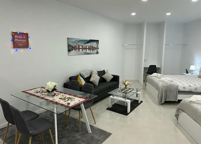 Funchal-studio-sleeps4-freeparking *