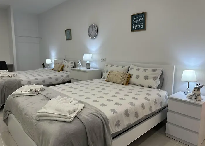 Funchal-studio-sleeps4-freeparking דירה פונשל