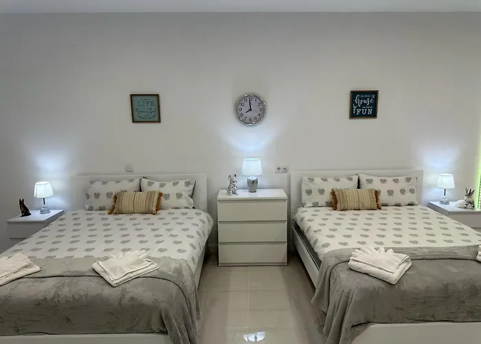 Funchal-studio-sleeps4-freeparking דירה