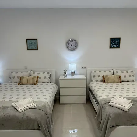 Funchal-studio-sleeps4-freeparking Apartment